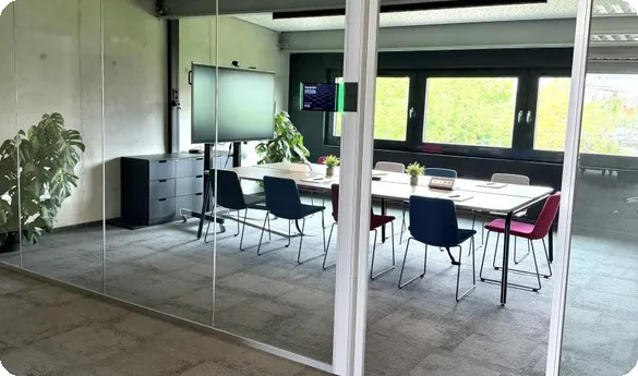 Besprechungsraum hinter einer Glasfront