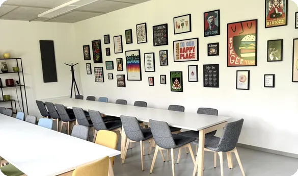 Kantine/Sozialraum mit eine Bildergalerie an der Wand