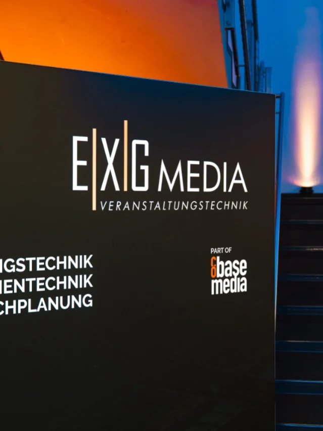 Foyer mit großem Messebau-Bilderrahmen
