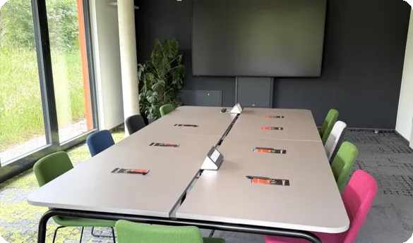Besprechungsraum mit großem Display